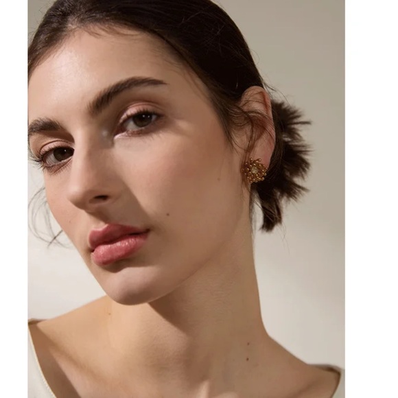 Flower Plant Stud Earrings Gold Color - Picture 5 of 5